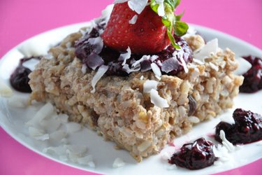 Suikervrije Gebakken Bruine Rijstcake met een Chia-fruitsaus