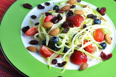 Salade de fruits et courgette légère, sauce au citron vert